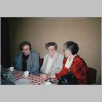 59-05-1316 Kirchspieltreffen Schirrau 1997 in Neetze - Die Schwestern Hardt u. Elfriede Rosenwald haben viel zu berichten.jpg